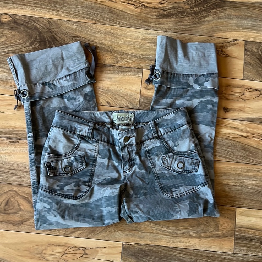 Women’s Nori Camo Capri Pants. Size 9